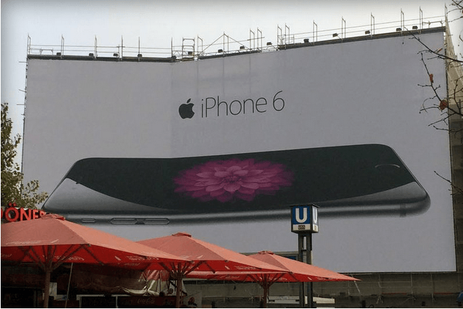 Publicidad del iPhone 6 se dobla igual que el dispositivo en Berlín