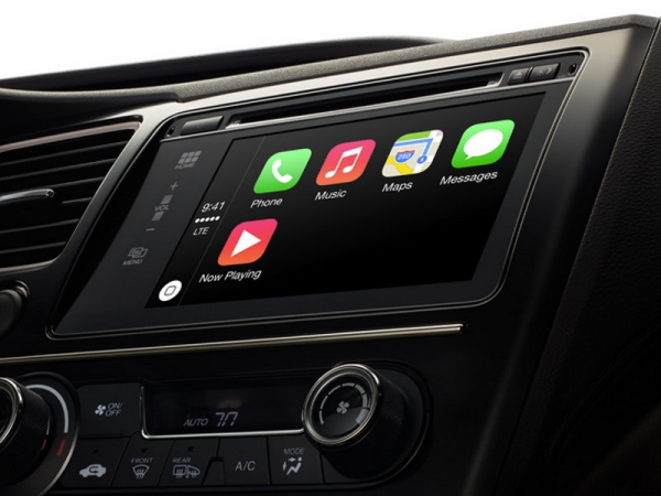 Este video muestra una comparación mano a mano entre Apple CarPlay y Android Auto