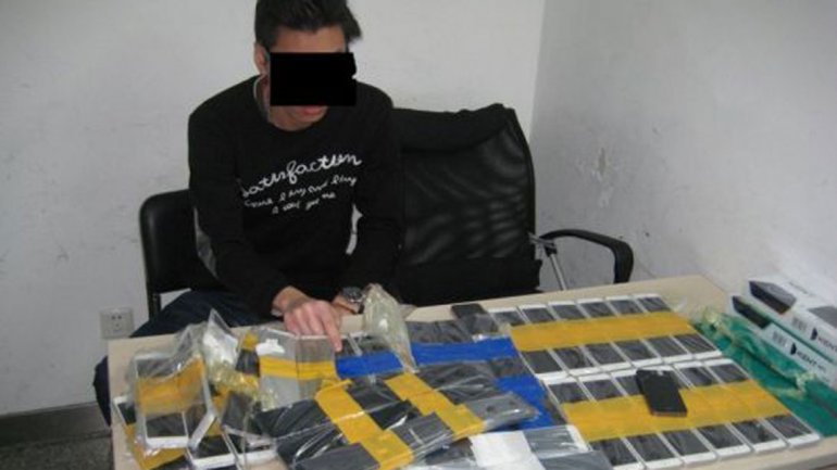 Chino fue atrapado con 94 iPhones de contrabando