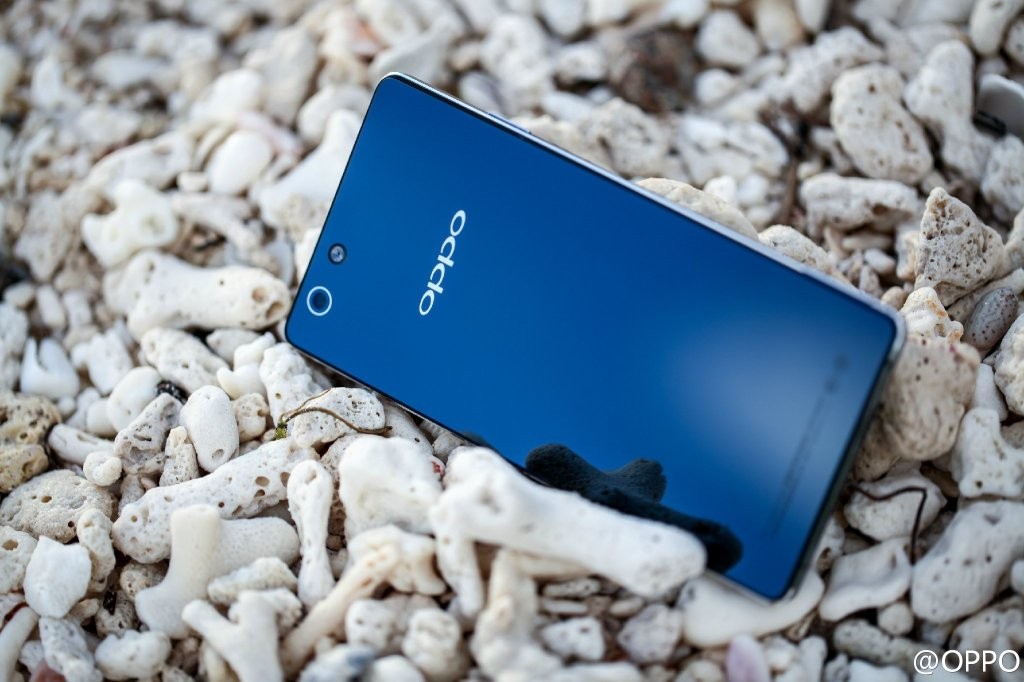 Oppo va un paso adelante de Samsung en lo que a bordes curvos se refiere