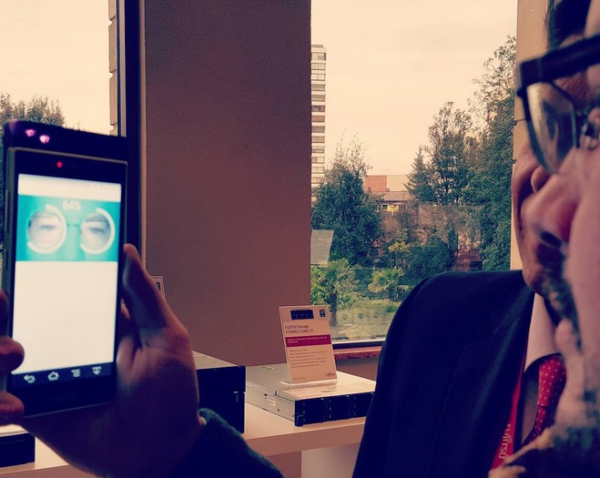 Fujitsu trae a Chile un smartphone que lee el iris