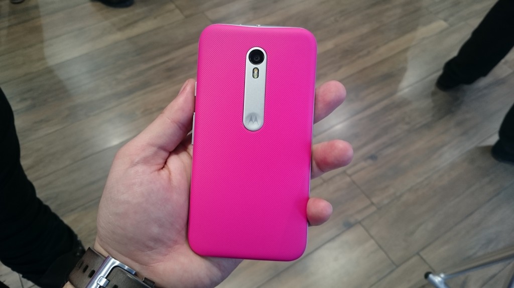Motorola presenta el nuevo Moto G 2015 con cubierta rosada