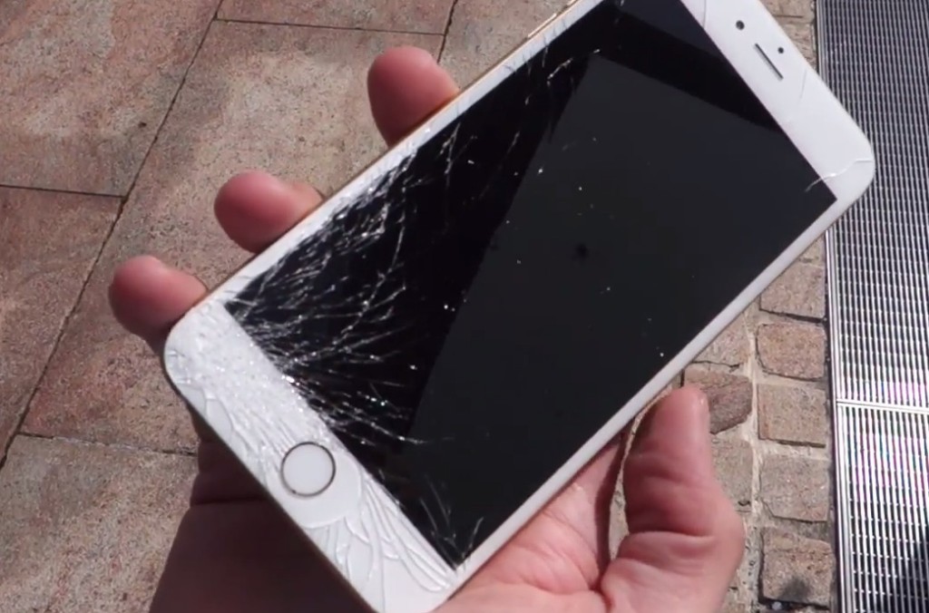 Francés destruye los iPhone en exhibición en tienda local