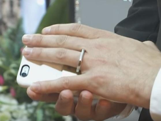 Un hombre se casó con su smartphone