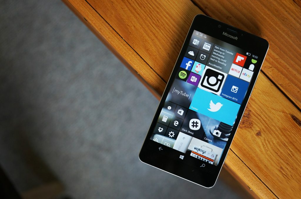 Actualización de aniversario para Windows 10 Mobile se retrasa unas semanas más