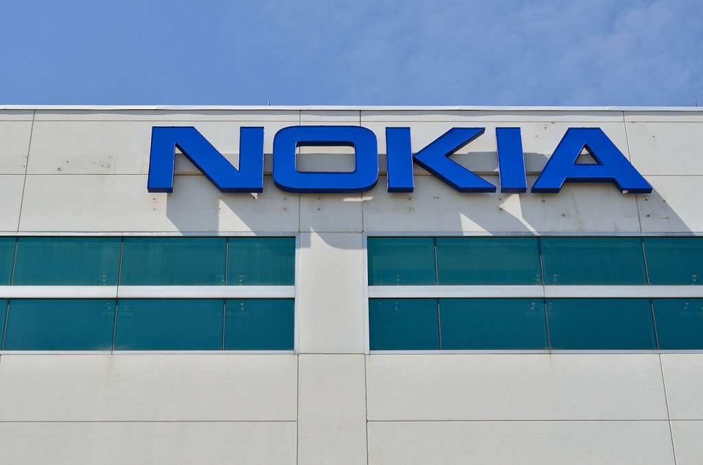 Microsoft presenta un nuevo teléfono celular: Nokia 216