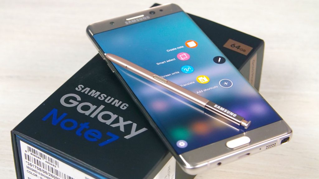 Aparece foto en la web que deja ver las diferencias entre los paneles del Galaxy S8+ y el Galaxy Note 8