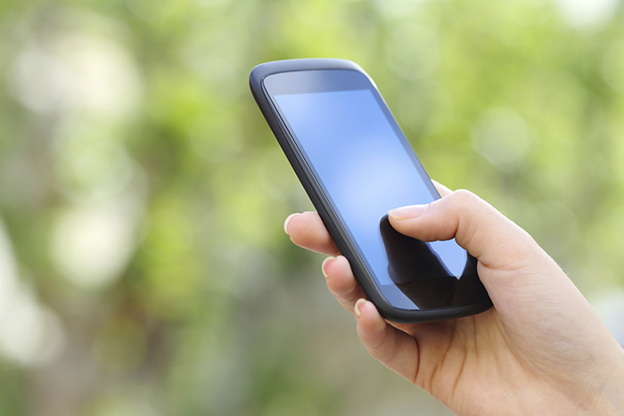 Usuarios de WOM con teléfonos usados reportan aviso de suspensión de servicio