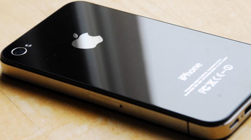 Encuentran un iPhone 4 que estuvo sumergido en un lago desde el 2015 y aún funciona