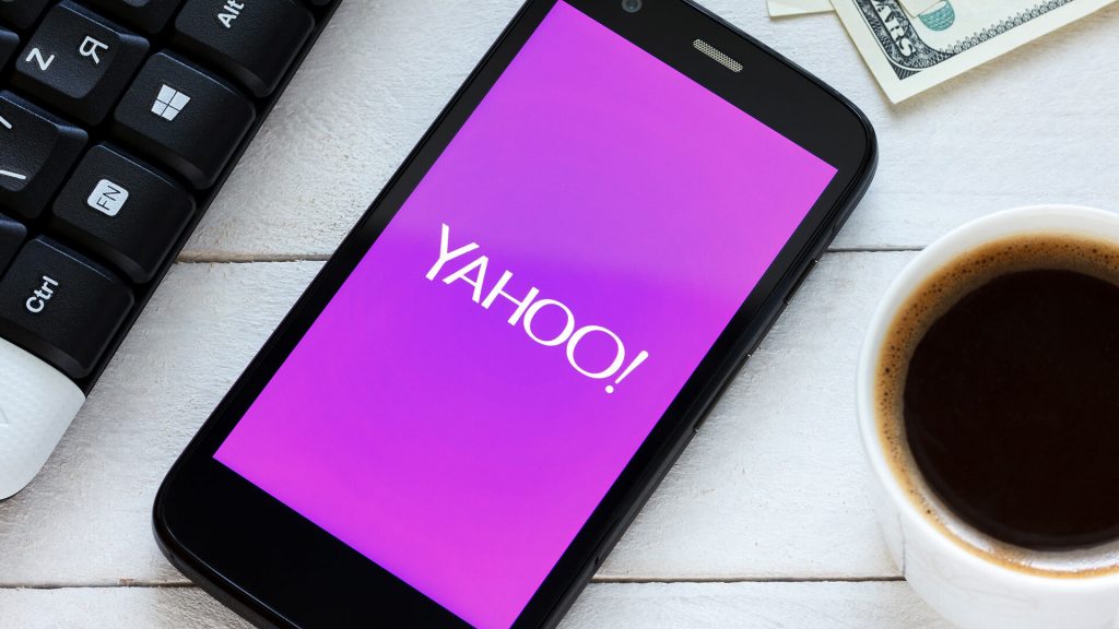 CEO de Yahoo renuncia y la compañía cambia su nombre