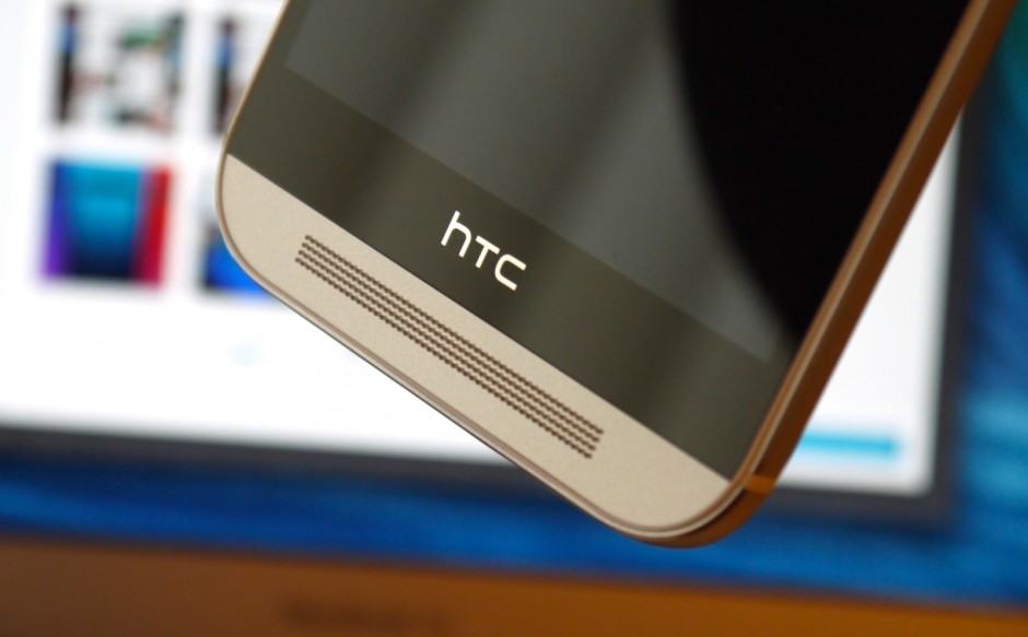 Un smartphone HTC Vive dice presente junto a otros dos en un video