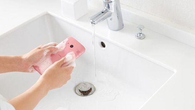 Kyocera presenta otro teléfono lavable con agua y jabón