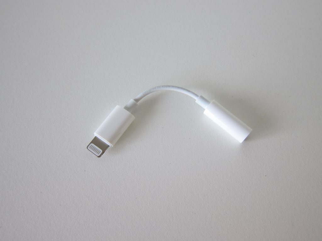 Apple seguiría incluyendo el adaptador Lightning a Jack 3.5mm en los nuevos iPhone