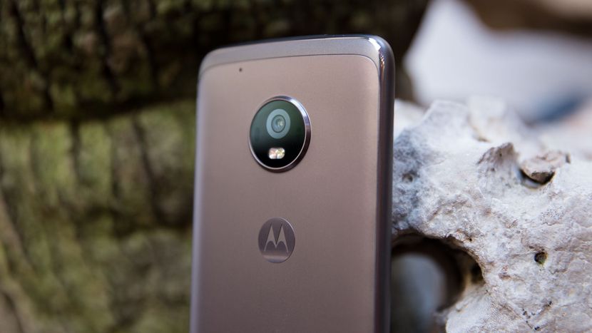 Se filtra un supuesto render del Motorola Moto E5 con lector de huellas trasero sobre el logo