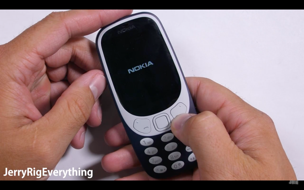 El renovado Nokia 3310 es sometido a una prueba de resistencia