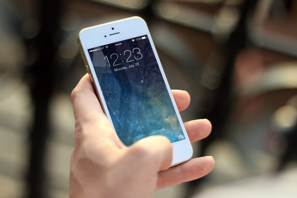 La nueva edición del iPhone SE incluiría parte trasera de vidrio para carga inalámbrica