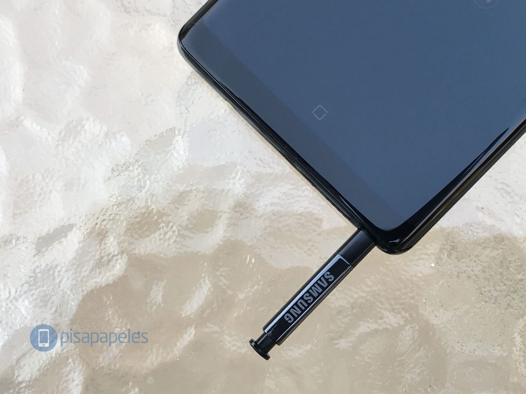 La caja del Samsung Galaxy Note 9 aparece en una fotografía revelando sus especificaciones técnicas