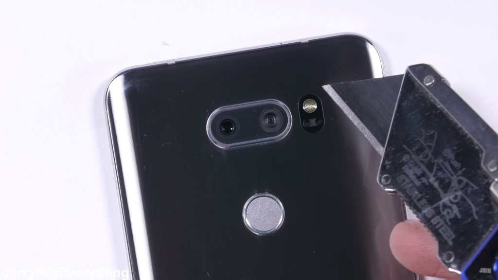 La durabilidad del nuevo LG V30 es puesta a prueba