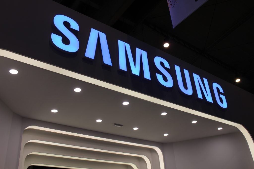 Amazon muestra al nuevo cargador inalámbrico dual de Samsung antes de ser presentado oficialmente