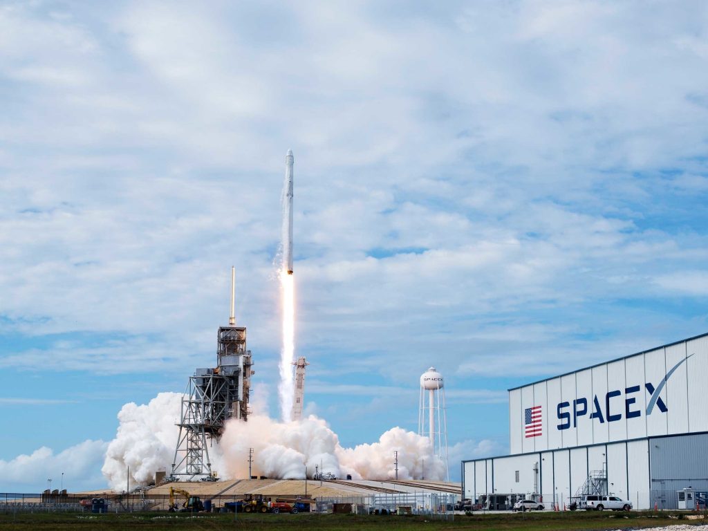 SpaceX lanza sus primeros satélites para darle cobertura de Internet a todo el mundo