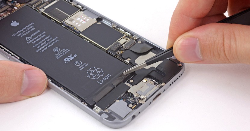 Apple dejaría pronto de pegar sus baterías al chasis del iPhone para hacerlas más accesibles