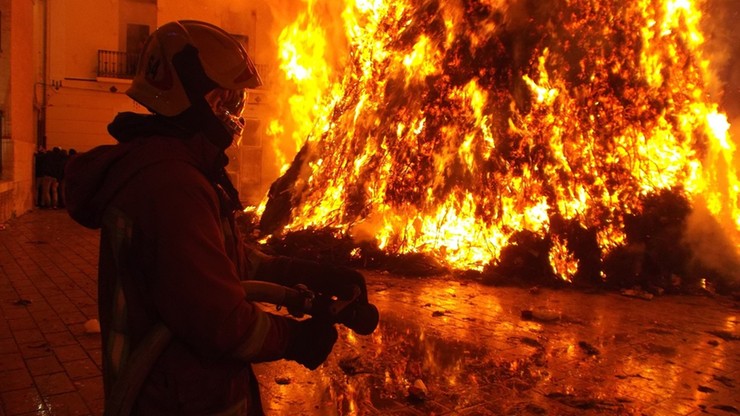 Un smartphone cargándose incendia una casa completa