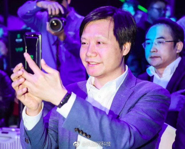 La Mi Band 3 de Xiaomi aparece en las manos de su CEO