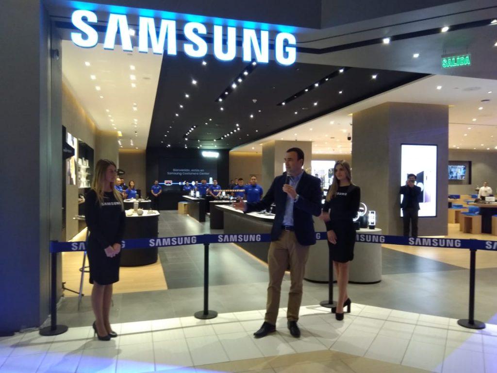 Samsung Electronics inauguró su renovada tienda en el Mall Costanera Center
