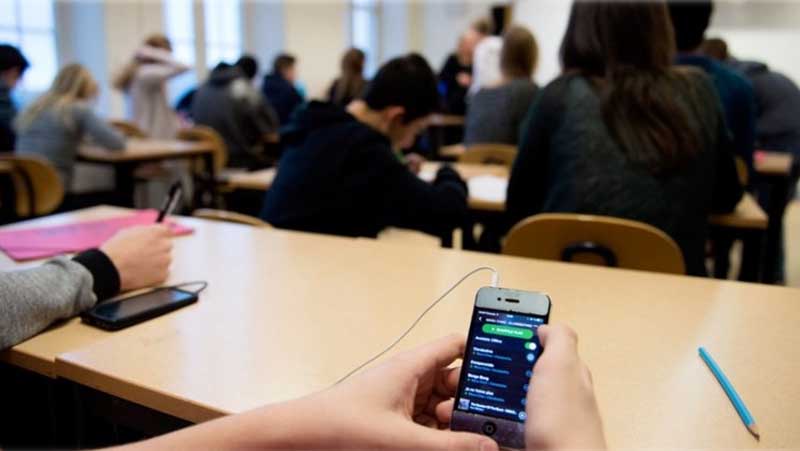 Tribunal chileno prohíbe uso de teléfonos al interior de un colegio en Calama