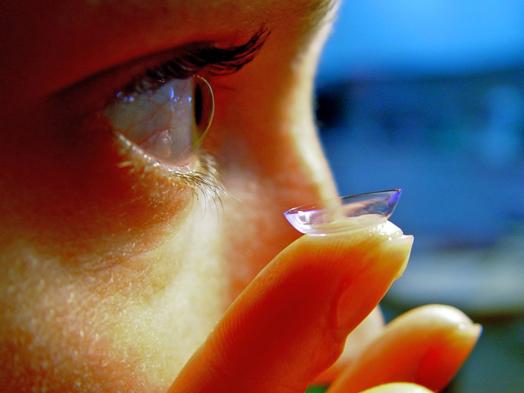 Científicos crean unos lentes de contacto que hacen zoom solamente con parpadear
