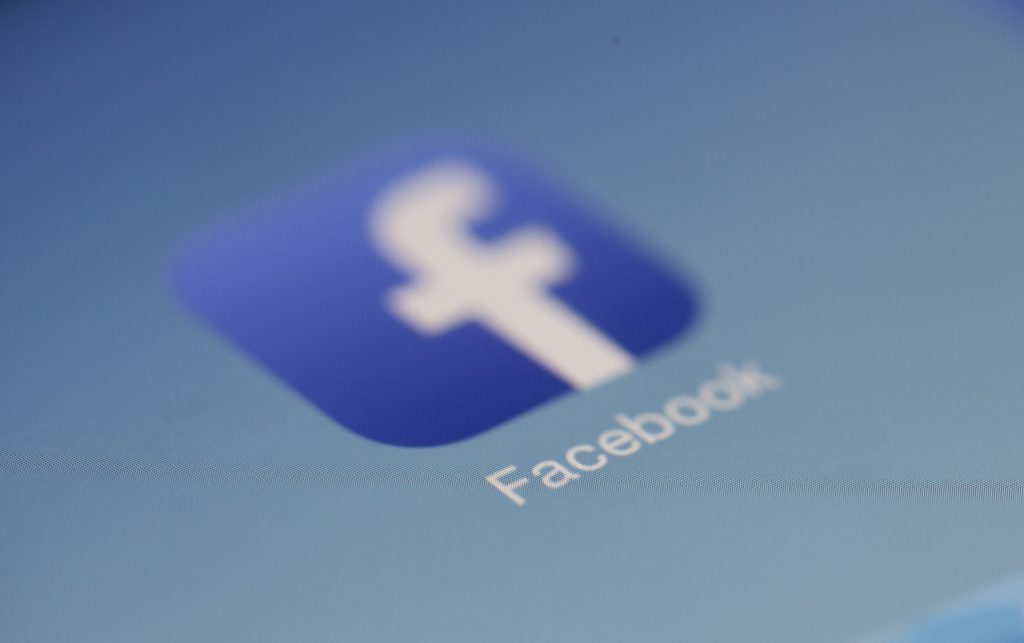 Facebook recibe una millonaria multa por sus escándalos de privacidad