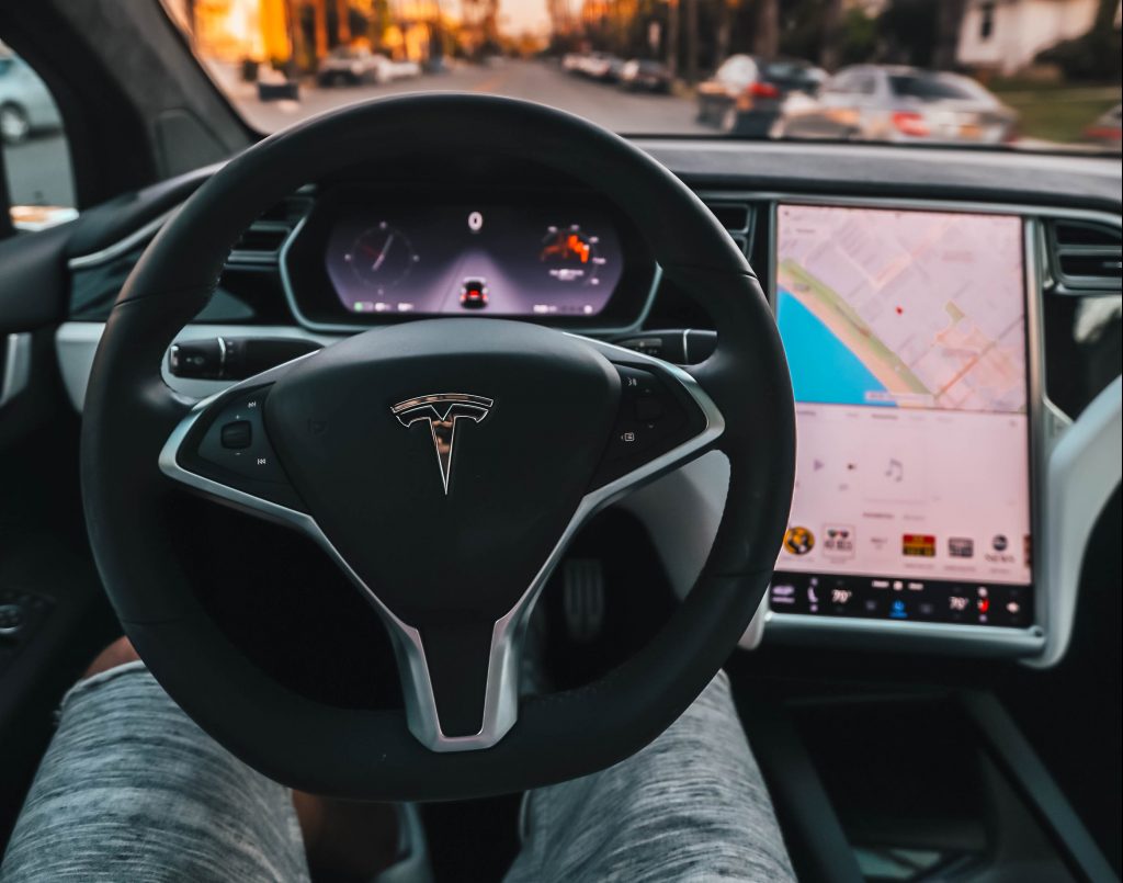 Tesla integrará muy pronto Netflix y YouTube en sus autos
