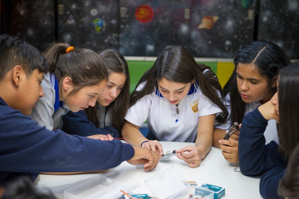 SmartSpace: La iniciativa que acerca la ciencia y la tecnología a escolares de todo Chile