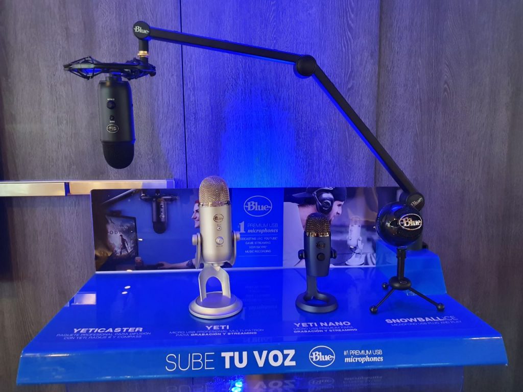 Blue aterriza en Chile con cuatro de sus mejores micrófonos