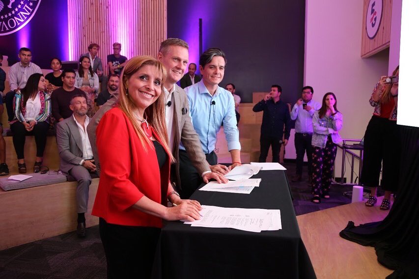 WOM y Corfo firman acuerdo para apoyar a emprendedores con plan piloto 5G