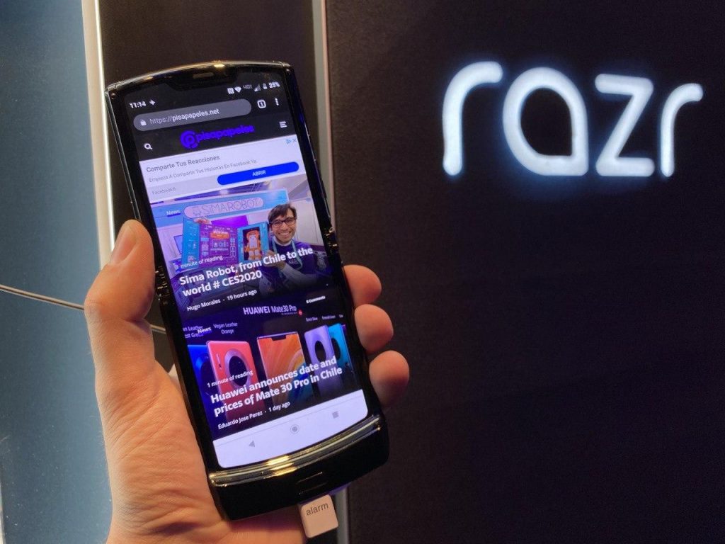 Imagen promocional de Motorola muestra la gran pantalla externa que tendrá el nuevo Moto Razr 2022