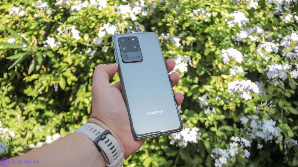 Según medios surcoreanos, Samsung estaría considerando comercializar el Galaxy S21 sin audífonos y cargador