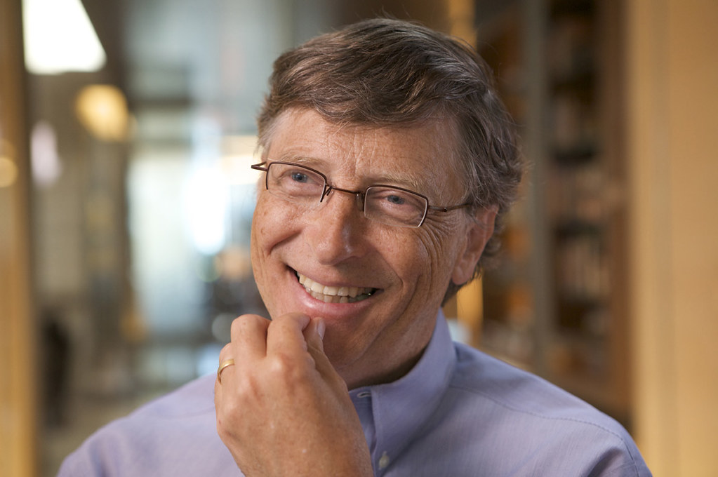 Bill Gates admite usar un plegable Android diferente al Surface Duo