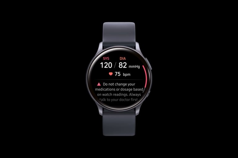 Muestra el reloj Samsung Galaxy Watch Active 2 mostrando datos de la presión arterial obtenidos.