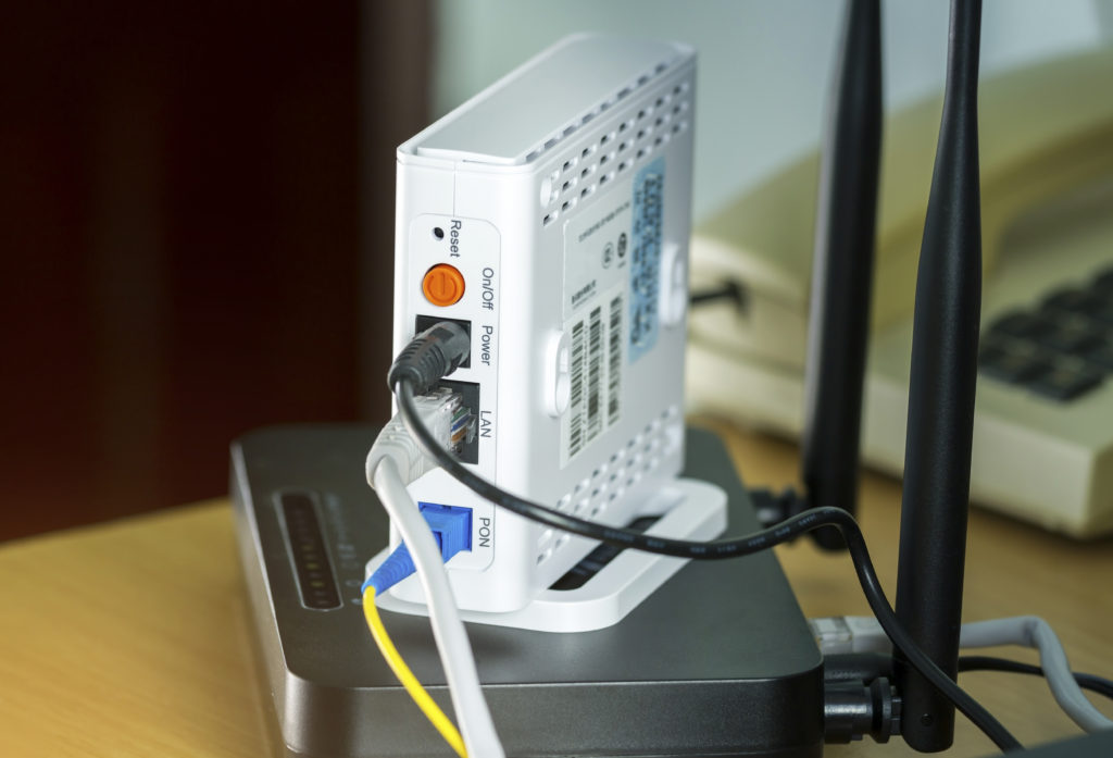 Terminal Óptica de Red (ONT) conectada con fibra óptica plástica