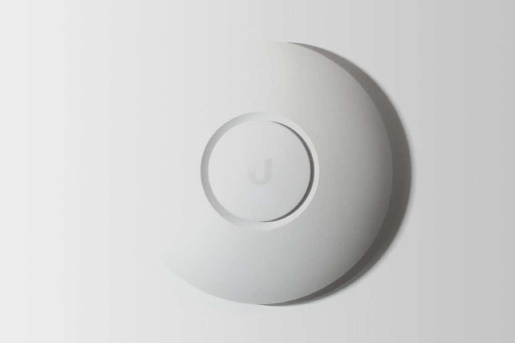Punto de acceso UniFi AC Lite, usado en Wi-Fi empresarial