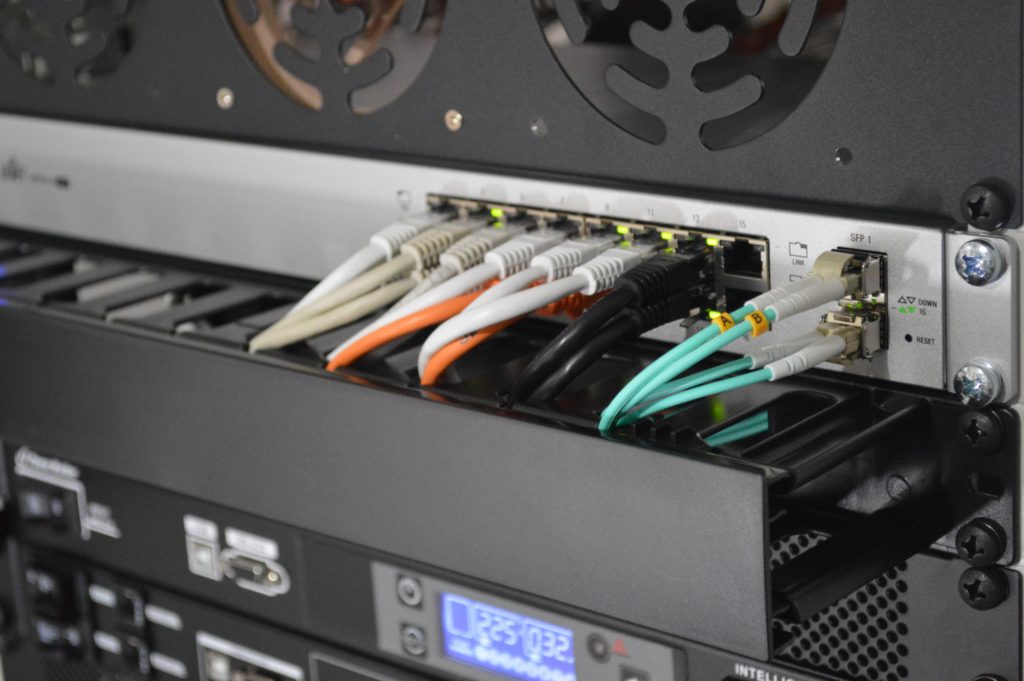 Switch empresarial conectado con fibra óptica