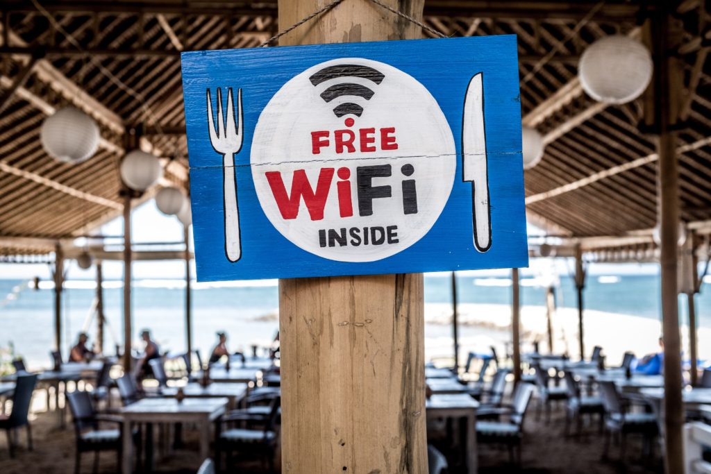 Cartel de "Wi-Fi gratis" en un restaurante