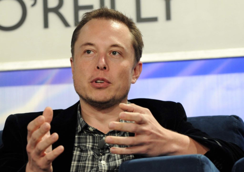 Elon Musk cuenta que Tim Cook se negó a participar de una reunión para que Apple adquiera Tesla