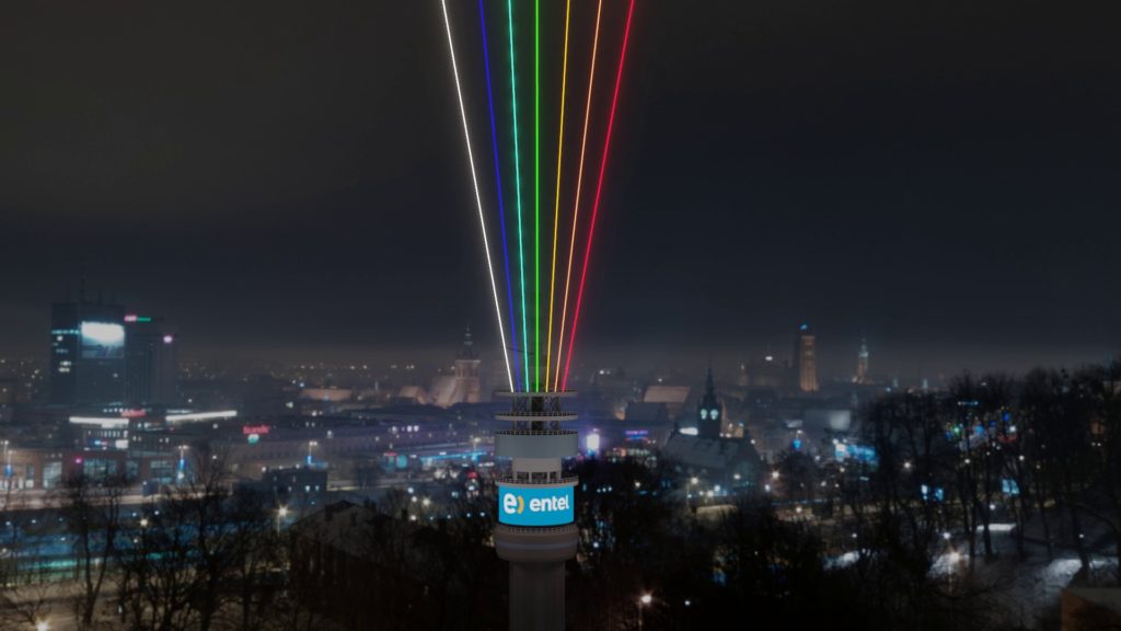 Entel celebrará la llegada del Año Nuevo 2021 proyectando un haz de luz multicolor en los cielos de Santiago