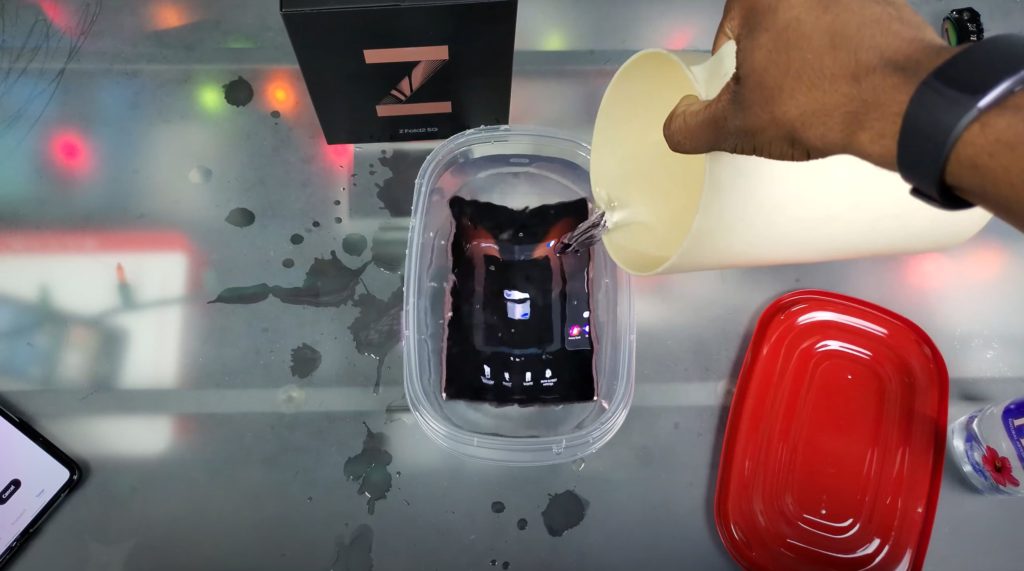 Sumergen al Samsung Galaxy Z Fold 2 sin ser resistente al agua e incluso lo congelan. ¿Sobrevivirá?