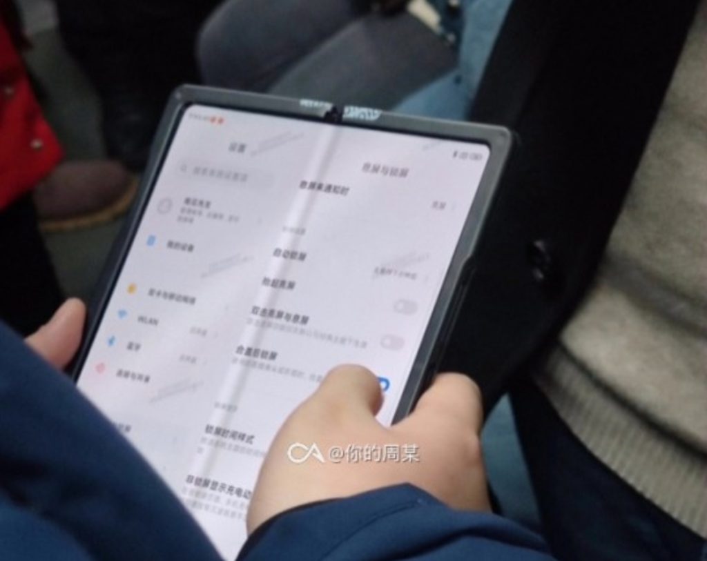 Difunden fotos de un dispositivo plegable de Xiaomi capturadas en el metro de China