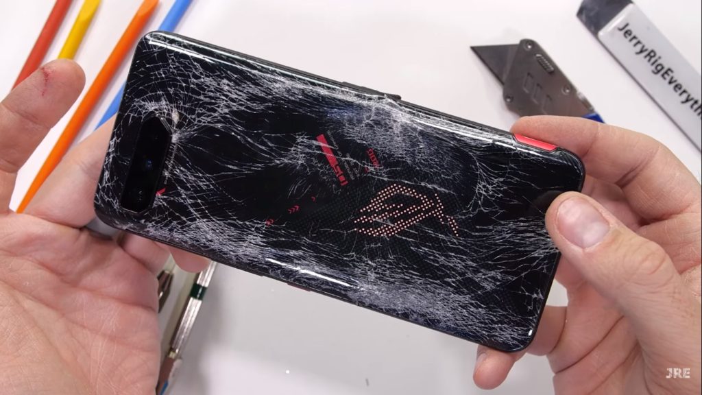 El Asus ROG Phone 5 falló escandalosamente el test de durabilidad de famoso youtuber