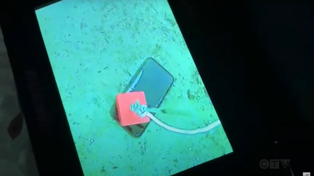 Rescatan un iPhone 11 Pro que estuvo sumergido en un lago congelado durante 30 días y encendió sin ningún problema