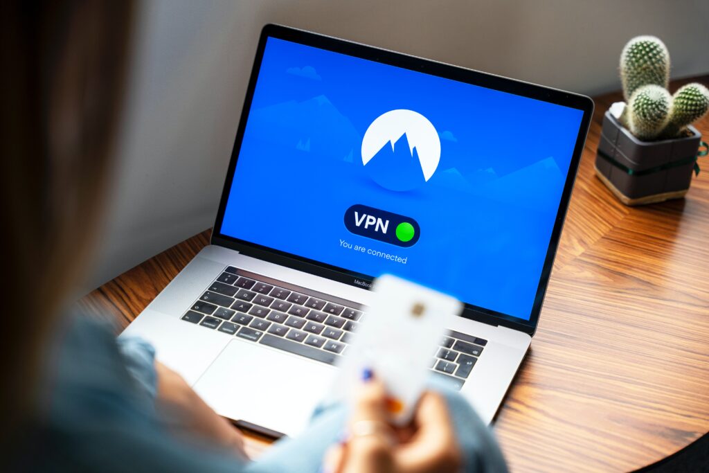 ¿Por qué un VPN puede ser ideal para proteger nuestra privacidad en línea?